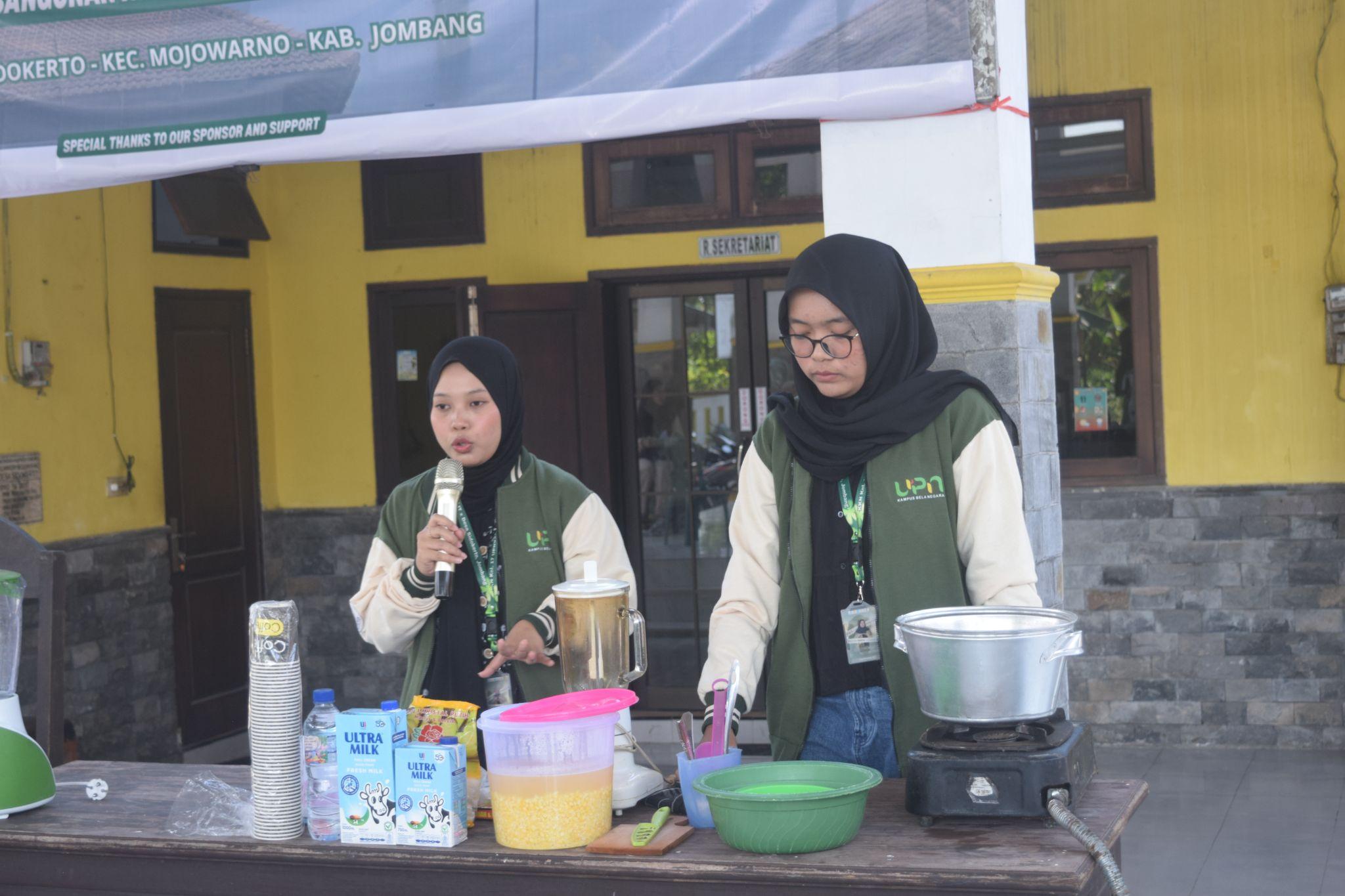 Praktik pembuatan susu jagung oleh peserta workshop