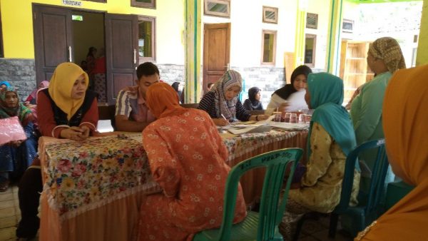 Warga antri untuk di data