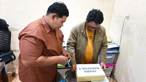Proses pembuatan box hadiah juara harapan