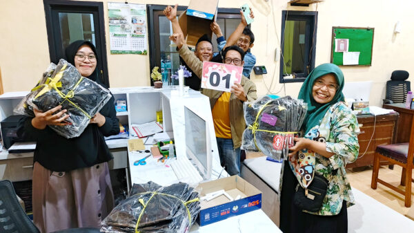 Persiapan pembagian kaos seragam panitia