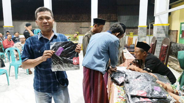 Ketua RT menerima seragam