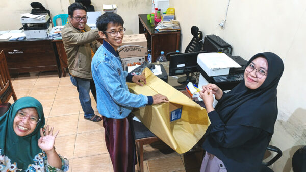 Proses pembungkusan box hadiah