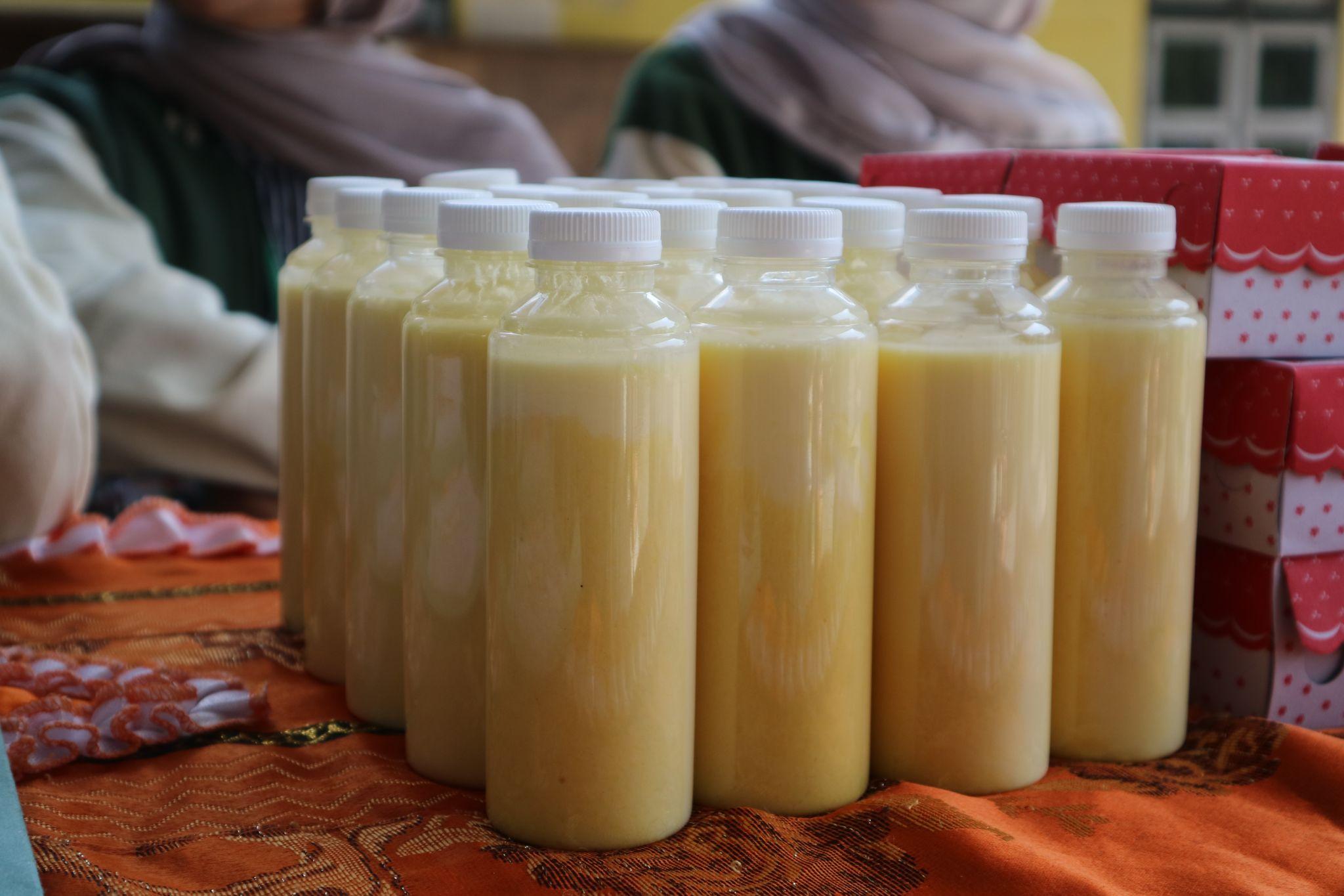 Peserta workshop mencicipi susu jagung